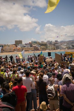 18 Mayıs 2025 'te İspanya' nın Kanarya Adası Kanarya Kanarya Kanaryası 'ndaki Las Palmas de Gran Kanaryası' ndaki Paseo de las Canteras gezinti alanında aşırı turizme, kiraların artmasına ve çok sayıda tatil evine karşı gösteri