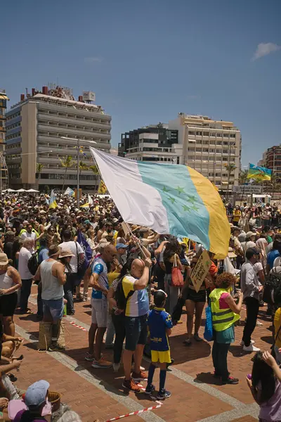 18 Mayıs 2025 'te İspanya' nın Kanarya Adası Kanarya Kanarya Kanaryası 'ndaki Las Palmas de Gran Kanaryası' ndaki Paseo de las Canteras gezinti alanında aşırı turizme, kiraların artmasına ve çok sayıda tatil evine karşı gösteri