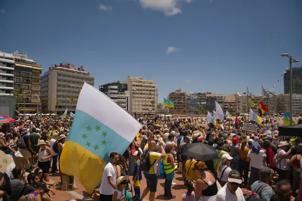 18 Mayıs 2025 'te İspanya' nın Kanarya Adası Kanarya Kanarya Kanaryası 'ndaki Las Palmas de Gran Kanaryası' ndaki Paseo de las Canteras gezinti alanında aşırı turizme, kiraların artmasına ve çok sayıda tatil evine karşı gösteri