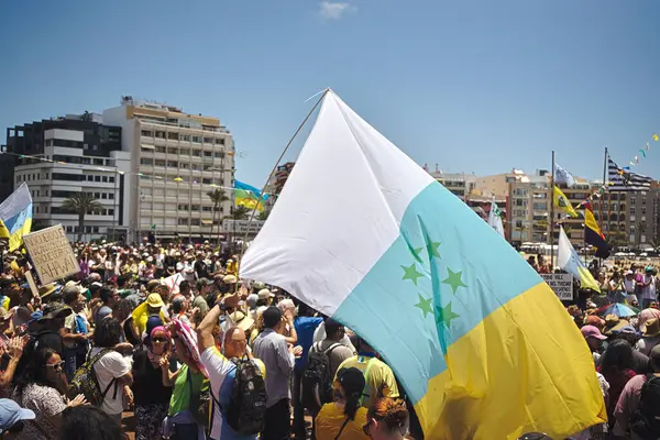 18 Mayıs 2025 'te İspanya' nın Kanarya Adası Kanarya Kanarya Kanaryası 'ndaki Las Palmas de Gran Kanaryası' ndaki Paseo de las Canteras gezinti alanında aşırı turizme, kiraların artmasına ve çok sayıda tatil evine karşı gösteri