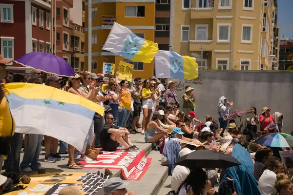 18 Mayıs 2025 'te İspanya' nın Kanarya Adası Kanarya Kanarya Kanaryası 'ndaki Las Palmas de Gran Kanaryası' ndaki Paseo de las Canteras gezinti alanında aşırı turizme, kiraların artmasına ve çok sayıda tatil evine karşı gösteri