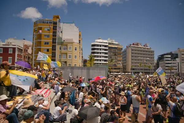 18 Mayıs 2025 'te İspanya' nın Kanarya Adası Kanarya Kanarya Kanaryası 'ndaki Las Palmas de Gran Kanaryası' ndaki Paseo de las Canteras gezinti alanında aşırı turizme, kiraların artmasına ve çok sayıda tatil evine karşı gösteri