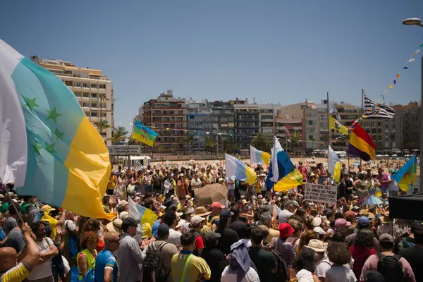 18 Mayıs 2025 'te İspanya' nın Kanarya Adası Kanarya Kanarya Kanaryası 'ndaki Las Palmas de Gran Kanaryası' ndaki Paseo de las Canteras gezinti alanında aşırı turizme, kiraların artmasına ve çok sayıda tatil evine karşı gösteri