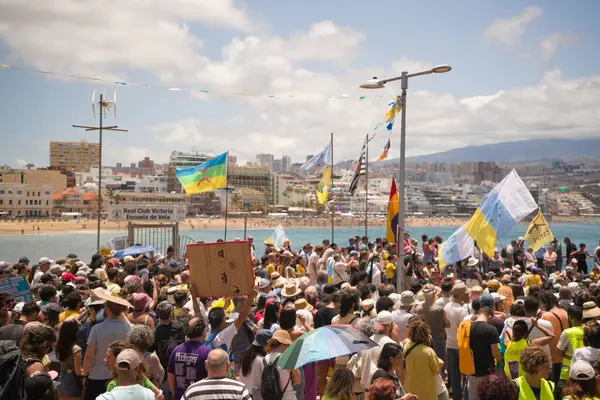 18 Mayıs 2025 'te İspanya' nın Kanarya Adası Kanarya Kanarya Kanaryası 'ndaki Las Palmas de Gran Kanaryası' ndaki Paseo de las Canteras gezinti alanında aşırı turizme, kiraların artmasına ve çok sayıda tatil evine karşı gösteri