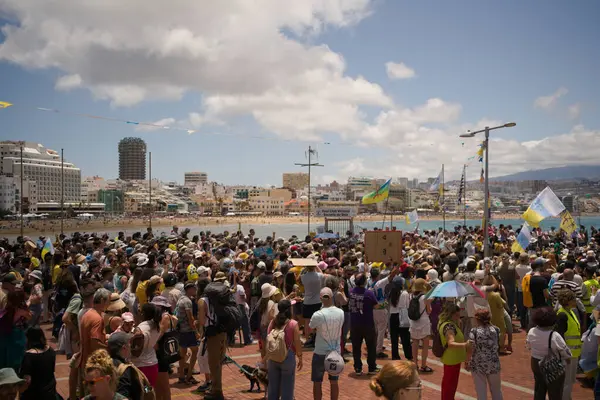 18 Mayıs 2025 'te İspanya' nın Kanarya Adası Kanarya Kanarya Kanaryası 'ndaki Las Palmas de Gran Kanaryası' ndaki Paseo de las Canteras gezinti alanında aşırı turizme, kiraların artmasına ve çok sayıda tatil evine karşı gösteri