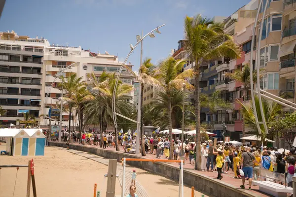 18 Mayıs 2025 'te İspanya' nın Kanarya Adası Kanarya Kanarya Kanaryası 'ndaki Las Palmas de Gran Kanaryası' ndaki Paseo de las Canteras gezinti alanında aşırı turizme, kiraların artmasına ve çok sayıda tatil evine karşı gösteri