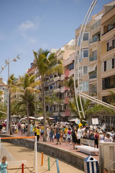 18 Mayıs 2025 'te İspanya' nın Kanarya Adası Kanarya Kanarya Kanaryası 'ndaki Las Palmas de Gran Kanaryası' ndaki Paseo de las Canteras gezinti alanında aşırı turizme, kiraların artmasına ve çok sayıda tatil evine karşı gösteri