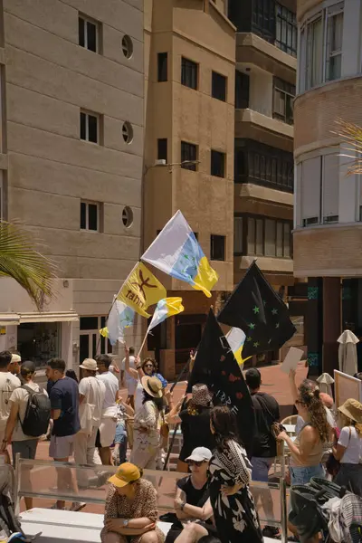18 Mayıs 2025 'te İspanya' nın Kanarya Adası Kanarya Kanarya Kanaryası 'ndaki Las Palmas de Gran Kanaryası' ndaki Paseo de las Canteras gezinti alanında aşırı turizme, kiraların artmasına ve çok sayıda tatil evine karşı gösteri