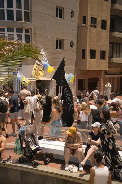 18 Mayıs 2025 'te İspanya' nın Kanarya Adası Kanarya Kanarya Kanaryası 'ndaki Las Palmas de Gran Kanaryası' ndaki Paseo de las Canteras gezinti alanında aşırı turizme, kiraların artmasına ve çok sayıda tatil evine karşı gösteri