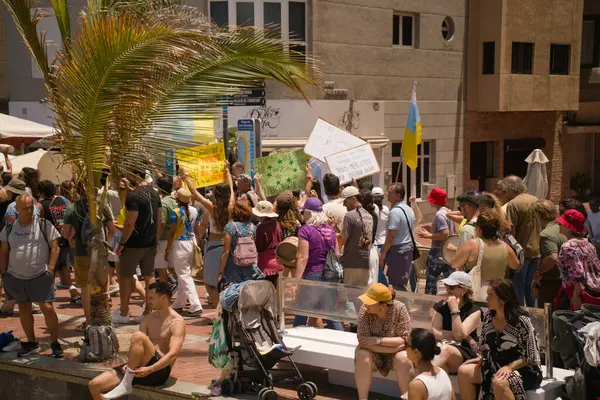 18 Mayıs 2025 'te İspanya' nın Kanarya Adası Kanarya Kanarya Kanaryası 'ndaki Las Palmas de Gran Kanaryası' ndaki Paseo de las Canteras gezinti alanında aşırı turizme, kiraların artmasına ve çok sayıda tatil evine karşı gösteri