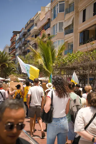 18 Mayıs 2025 'te İspanya' nın Kanarya Adası Kanarya Kanarya Kanaryası 'ndaki Las Palmas de Gran Kanaryası' ndaki Paseo de las Canteras gezinti alanında aşırı turizme, kiraların artmasına ve çok sayıda tatil evine karşı gösteri