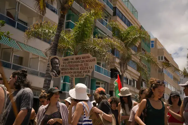 18 Mayıs 2025 'te İspanya' nın Kanarya Adası Kanarya Kanarya Kanaryası 'ndaki Las Palmas de Gran Kanaryası' ndaki Paseo de las Canteras gezinti alanında aşırı turizme, kiraların artmasına ve çok sayıda tatil evine karşı gösteri