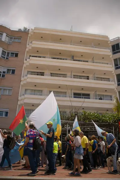 18 Mayıs 2025 'te İspanya' nın Kanarya Adası Kanarya Kanarya Kanaryası 'ndaki Las Palmas de Gran Kanaryası' ndaki Paseo de las Canteras gezinti alanında aşırı turizme, kiraların artmasına ve çok sayıda tatil evine karşı gösteri