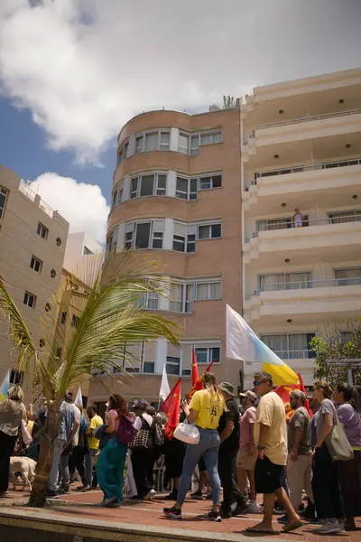 18 Mayıs 2025 'te İspanya' nın Kanarya Adası Kanarya Kanarya Kanaryası 'ndaki Las Palmas de Gran Kanaryası' ndaki Paseo de las Canteras gezinti alanında aşırı turizme, kiraların artmasına ve çok sayıda tatil evine karşı gösteri