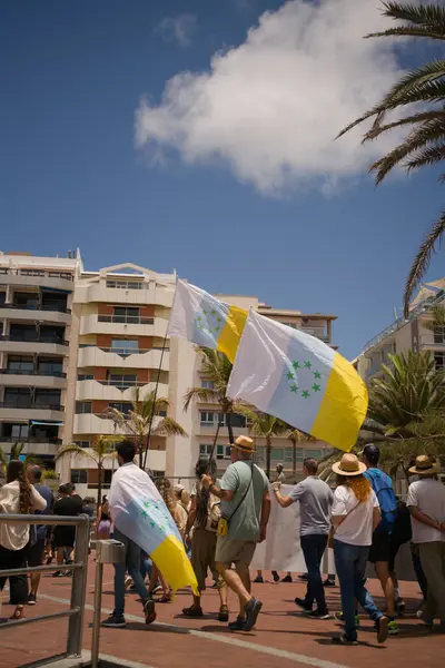 18 Mayıs 2025 'te İspanya' nın Kanarya Adası Kanarya Kanarya Kanaryası 'ndaki Las Palmas de Gran Kanaryası' ndaki Paseo de las Canteras gezinti alanında aşırı turizme, kiraların artmasına ve çok sayıda tatil evine karşı gösteri