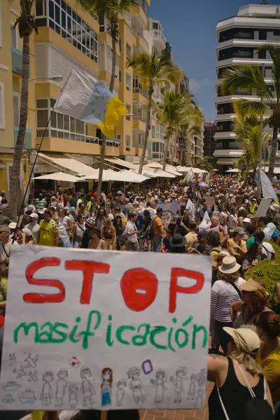 18 Mayıs 2025 'te İspanya' nın Kanarya Adası Kanarya Kanarya Kanaryası 'ndaki Las Palmas de Gran Kanaryası' ndaki Paseo de las Canteras gezinti alanında aşırı turizme, kiraların artmasına ve çok sayıda tatil evine karşı gösteri