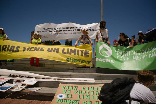 Демонстрация против чрезмерного туризма, рост арендной платы из-за отсутствия жилья и слишком много домов для отдыха на набережной Пасео-де-лас-Кантерас в Лас-Пальмас-де-Гран-Канария на Канарском острове Гран-Канария, Испания 18 мая 2025 года