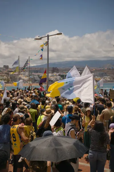 18 Mayıs 2025 'te İspanya' nın Kanarya Adası Kanarya Kanarya Kanaryası 'ndaki Las Palmas de Gran Kanaryası' ndaki Paseo de las Canteras gezinti alanında aşırı turizme, kiraların artmasına ve çok sayıda tatil evine karşı gösteri