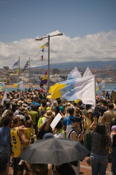 Демонстрация против чрезмерного туризма, рост арендной платы из-за отсутствия жилья и слишком много домов для отдыха на набережной Пасео-де-лас-Кантерас в Лас-Пальмас-де-Гран-Канария на Канарском острове Гран-Канария, Испания 18 мая 2025 года