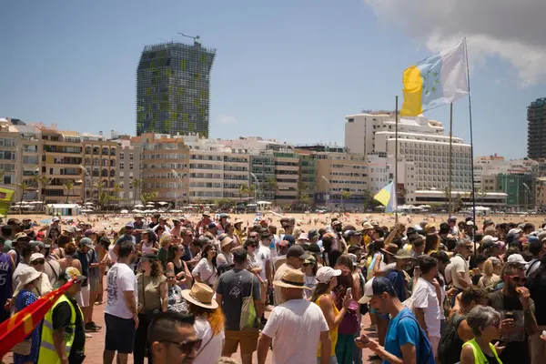 18 Mayıs 2025 'te İspanya' nın Kanarya Adası Kanarya Kanarya Kanaryası 'ndaki Las Palmas de Gran Kanaryası' ndaki Paseo de las Canteras gezinti alanında aşırı turizme, kiraların artmasına ve çok sayıda tatil evine karşı gösteri