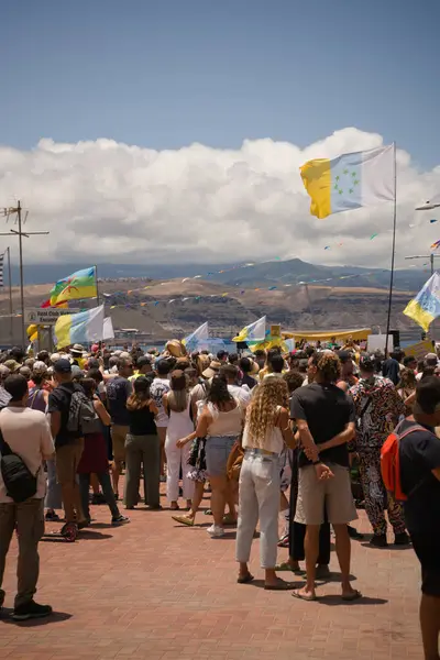 18 Mayıs 2025 'te İspanya' nın Kanarya Adası Kanarya Kanarya Kanaryası 'ndaki Las Palmas de Gran Kanaryası' ndaki Paseo de las Canteras gezinti alanında aşırı turizme, kiraların artmasına ve çok sayıda tatil evine karşı gösteri