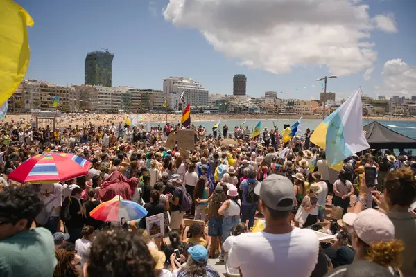 18 Mayıs 2025 'te İspanya' nın Kanarya Adası Kanarya Kanarya Kanaryası 'ndaki Las Palmas de Gran Kanaryası' ndaki Paseo de las Canteras gezinti alanında aşırı turizme, kiraların artmasına ve çok sayıda tatil evine karşı gösteri