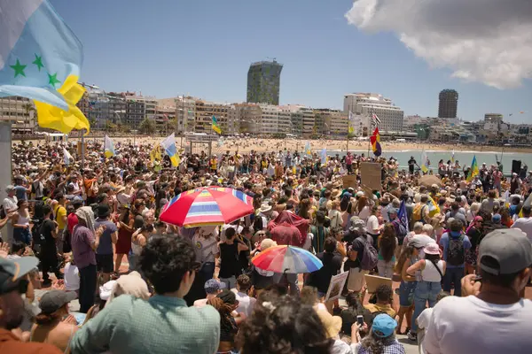 18 Mayıs 2025 'te İspanya' nın Kanarya Adası Kanarya Kanarya Kanaryası 'ndaki Las Palmas de Gran Kanaryası' ndaki Paseo de las Canteras gezinti alanında aşırı turizme, kiraların artmasına ve çok sayıda tatil evine karşı gösteri