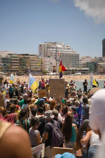 18 Mayıs 2025 'te İspanya' nın Kanarya Adası Kanarya Kanarya Kanaryası 'ndaki Las Palmas de Gran Kanaryası' ndaki Paseo de las Canteras gezinti alanında aşırı turizme, kiraların artmasına ve çok sayıda tatil evine karşı gösteri