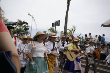 Las Palmas de Gran Canaria, İspanya - Kanarya Adası Gran Kanaryası - 30 Mayıs 2025 - Kanarya bayramının yanı sıra Kanarya geleneklerini de temsil eden Kanarya bayramını kutlamak için Paseo de las Canteras yürüyüşü