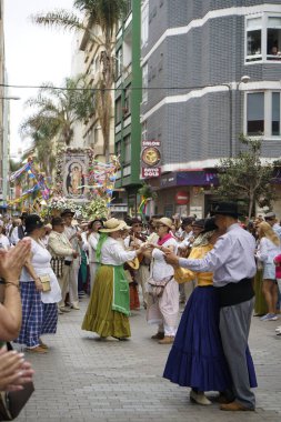 Las Palmas de Gran Canaria, İspanya - Kanarya Adası Gran Kanaryası - 30 Mayıs 2025 - Kanarya bayramının yanı sıra Kanarya geleneklerini de temsil eden Kanarya bayramını kutlamak için Paseo de las Canteras yürüyüşü