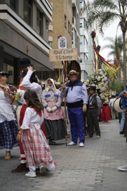 Las Palmas de Gran Canaria, İspanya - Kanarya Adası Gran Kanaryası - 30 Mayıs 2025 - Kanarya bayramının yanı sıra Kanarya geleneklerini de temsil eden Kanarya bayramını kutlamak için Paseo de las Canteras yürüyüşü
