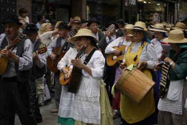 Las Palmas de Gran Canaria, İspanya - Kanarya Adası Gran Kanaryası - 30 Mayıs 2025 - Kanarya bayramının yanı sıra Kanarya geleneklerini de temsil eden Kanarya bayramını kutlamak için Paseo de las Canteras yürüyüşü
