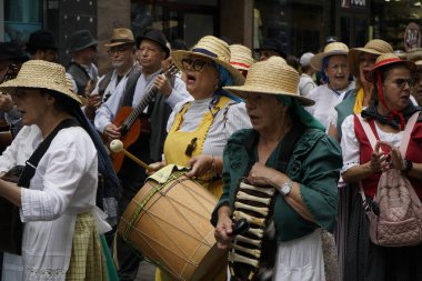 Las Palmas de Gran Canaria, İspanya - Kanarya Adası Gran Kanaryası - 30 Mayıs 2025 - Kanarya bayramının yanı sıra Kanarya geleneklerini de temsil eden Kanarya bayramını kutlamak için Paseo de las Canteras yürüyüşü