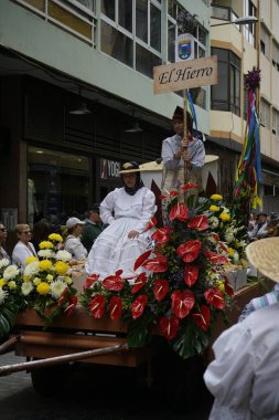 Las Palmas de Gran Canaria, İspanya - Kanarya Adası Gran Kanaryası - 30 Mayıs 2025 - Kanarya bayramının yanı sıra Kanarya geleneklerini de temsil eden Kanarya bayramını kutlamak için Paseo de las Canteras yürüyüşü