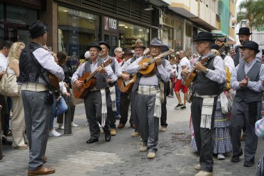 Las Palmas de Gran Canaria, İspanya - Kanarya Adası Gran Kanaryası - 30 Mayıs 2025 - Kanarya bayramının yanı sıra Kanarya geleneklerini de temsil eden Kanarya bayramını kutlamak için Paseo de las Canteras yürüyüşü