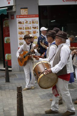 Las Palmas de Gran Canaria, İspanya - Kanarya Adası Gran Kanaryası - 30 Mayıs 2025 - Kanarya bayramının yanı sıra Kanarya geleneklerini de temsil eden Kanarya bayramını kutlamak için Paseo de las Canteras yürüyüşü