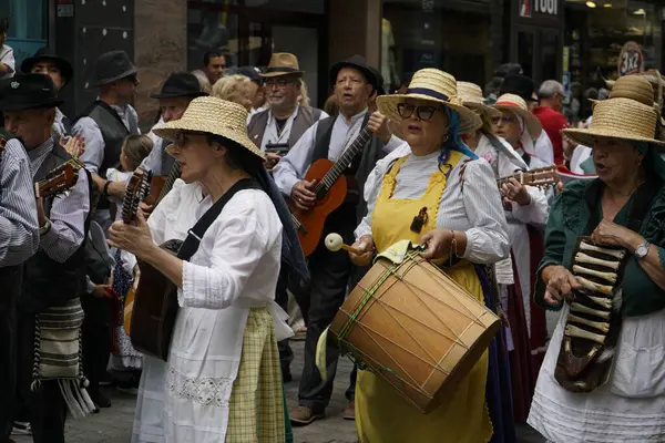 Las Palmas de Gran Canaria, İspanya - Kanarya Adası Gran Kanaryası - 30 Mayıs 2025 - Kanarya bayramının yanı sıra Kanarya geleneklerini de temsil eden Kanarya bayramını kutlamak için Paseo de las Canteras yürüyüşü