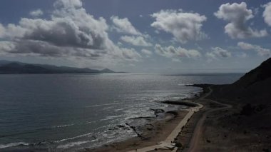 Kıyı şeridi ve kanarya adalarındaki Gran Kanarya 'nın kuzey kıyısındaki okyanus manzarası