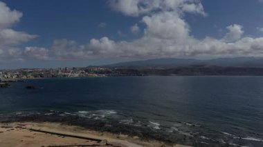 Kıyı şeridinde hava manzarası, Las Palmas şehri, kanarya adalarındaki Gran Kanaryası 'nın kuzey kıyısında okyanus manzarası.
