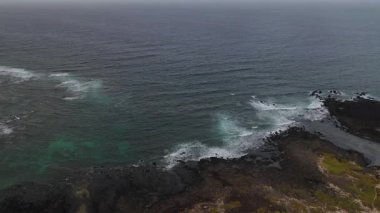 Kanarya adalarındaki Lanzarote 'de kıyı şeridi ve okyanus manzarası.