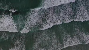 Kanarya adalarındaki Lanzarote 'de kıyı şeridi ve okyanus manzarası.