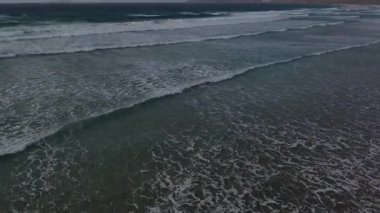 Kanarya adalarındaki Lanzarote 'de kıyı şeridi ve okyanus manzarası.