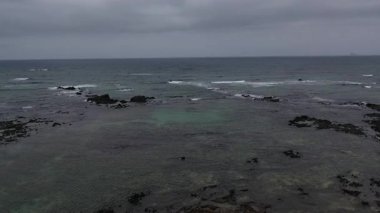 Kanarya adalarındaki Lanzarote 'de kıyı şeridi ve okyanus manzarası.