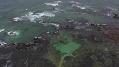 Kanarya adalarındaki Lanzarote 'de kıyı şeridi ve okyanus manzarası.
