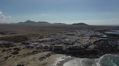 Kıyı şeridinde hava manzarası, Caleta de famara şehri, kanarya adalarında Fuerteventura 'nın kuzey kıyısında okyanus manzarası.