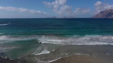 Fuerteventura 'nın kuzey kıyısındaki kanarya adalarındaki sahil ve okyanus manzarası.