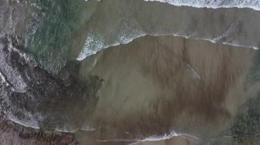 Fuerteventura 'nın kuzey kıyısındaki kanarya adalarındaki sahil ve okyanus manzarası.