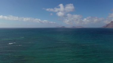 Fuerteventura 'nın kuzey kıyısındaki kanarya adalarındaki sahil ve okyanus manzarası.