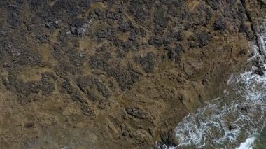 Fuerteventura 'nın kuzey kıyısındaki kanarya adalarındaki sahil ve okyanus manzarası.