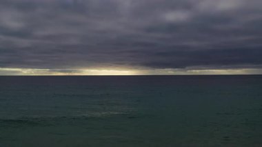 Fuerteventura 'nın kuzey kıyısındaki kanarya adalarındaki sahil ve okyanus manzarası.